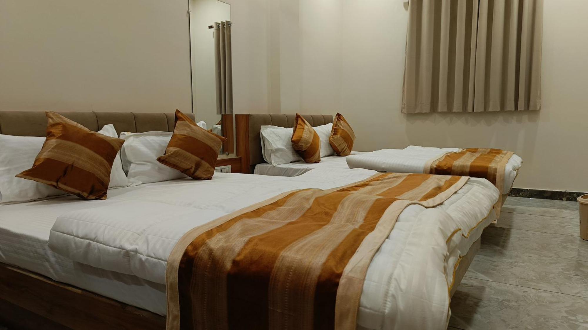Shree Shyamraj Hotel Ujjain Extérieur photo