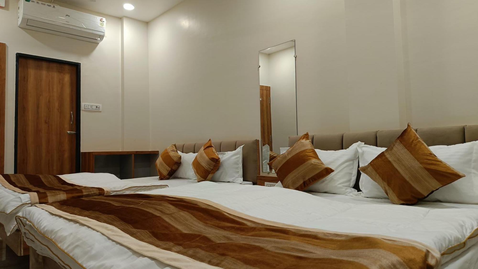 Shree Shyamraj Hotel Ujjain Extérieur photo
